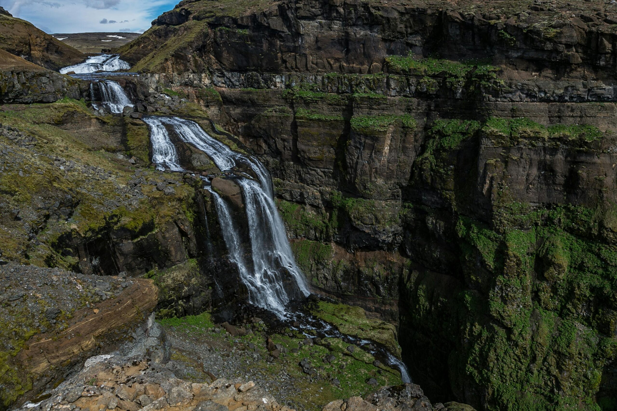 Torrent de montagne emportant des minéraux et du sel vers l’océan